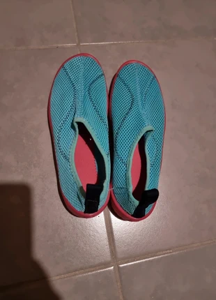 Chaussure d'eau, merk: Decathlon, staat: Heel goed, maat: 34, € 2,00, € 2,80 inclusief Kopersbescherming