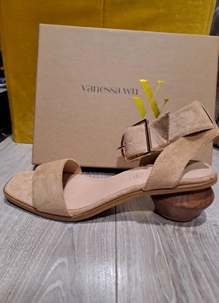 Sandale neuve originale talon bois tissu suedine, marque: Vanessa Wu, état: Neuf sans étiquette, taille: 39, 20,00 €, 21,70 € Protection acheteurs incluse