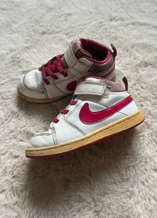 chaussures décontractées unisexes blanches/rouges nike borough low 2 (psv) - taille 27, marke: Nike, zustand: Sehr gut, größe: 27, 6,00 €, 7,00 € inklusive Vinted-Käuferschutz