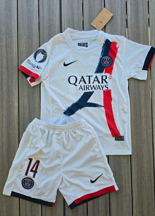 Tenue 10 ans foot PSG away Doué LDC, marke: PSG, zustand: Neu, größe: 10 Jahre / 140, 39,00 €, 41,65 € inklusive Vinted-Käuferschutz