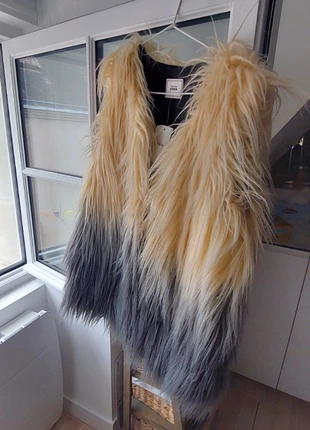 Gilet fausse fourure sans manches , marque: Pimkie, état: Neuf avec étiquette, taille: S / 36 / 8, 6,00 €, 7,00 € Protection acheteurs incluse