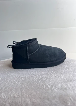 Bottines UGG Classic Mini II en daim noir 37 - très bon état - valeur 169€, marque: UGG, état: Très bon état, taille: 37, 90,00 €, 95,20 € Protection acheteurs incluse