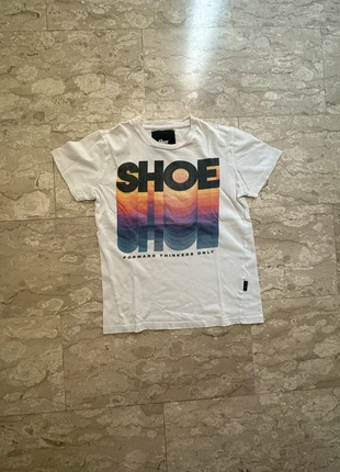 t-shirt Shoe bianca con stampe taglia XS, brand: Shoe, condizioni: Ottime, taglia: XS, €20.99, €22.74 include la Protezione acquisti