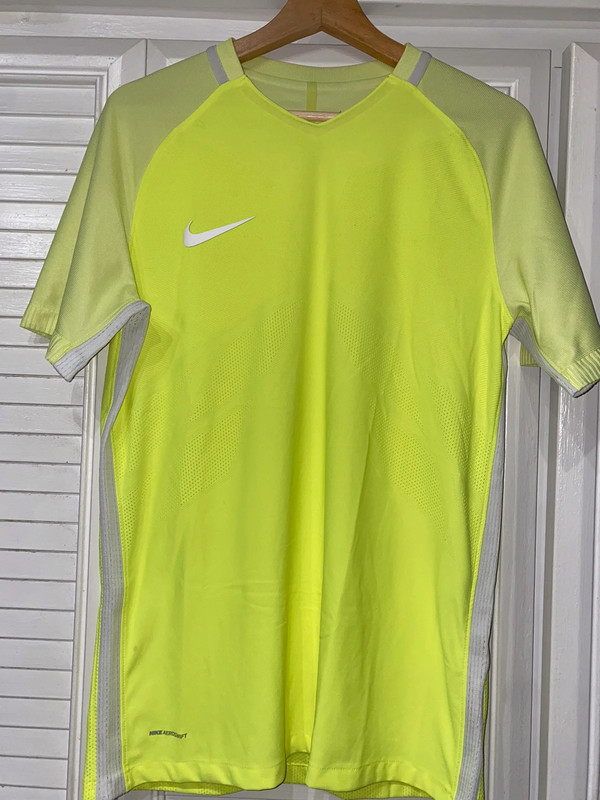 sesión Envío Menagerry Camiseta tecnica Nike amarillo fosforito - Vinted
