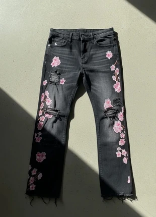 Jean noir à fleurs roses brodées, effet destroy, condizioni: Ottime, taglia: M, €59.90, €63.60 include la Protezione acquisti