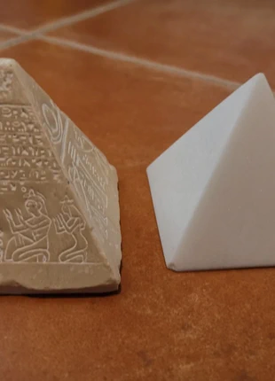 2 pyramides presse papiers imitation pierre, merk: Original, staat: Als nieuw, € 3,99, € 4,89 inclusief Kopersbescherming