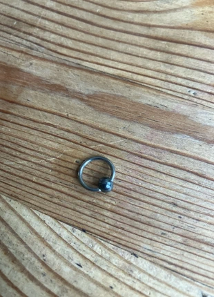 Zilveren helix oorbel met donkergrijs bolletje, staat: Heel goed, € 5,00, € 5,95 inclusief Kopersbescherming