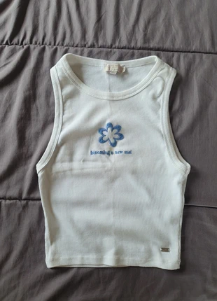 White Tank Top Embroidered Flower Blooming a New Me Baby Blue, brand: Pull & Bear, condizioni: Ottime, taglia: S / IT 40 / EU 36, €3.00, €3.85 include la Protezione acquisti