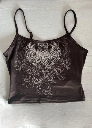 Top nero Y2K con stampa “Stay Wild”, cuore alato, strass e corona stile grunge vintage, marque: y2k, état: Neuf sans étiquette, taille: S / 36 / 8, 10,00 €, 11,20 € Protection acheteurs incluse