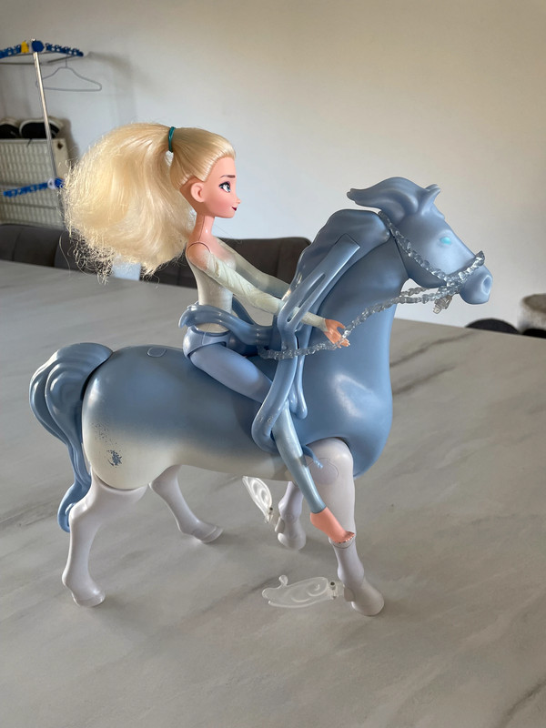 La reines des neiges 2 et son cheval nokk
