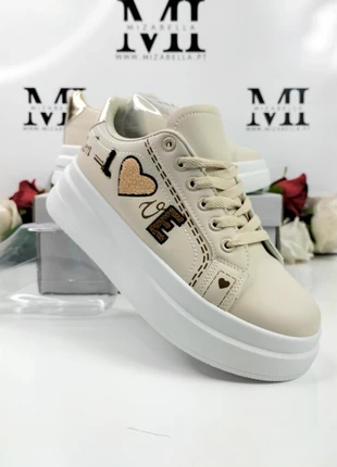 Sapatilhas bege e douradas T.40, estado: Novo com etiquetas, tamanho: 40, €22.50, €24.33 inclui Proteção do Comprador Pro