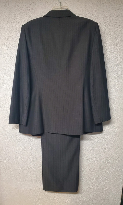 Womens Two Piece Suit - Blazer & Pants - Black Stiped - Le Suit - Size 16 2