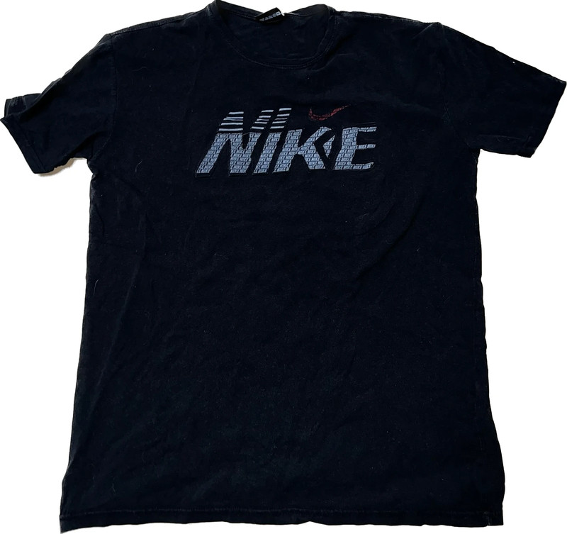 Schwarzes Nike T-Shirt mit Weiß/rotem 3d Nike Print - Vinted