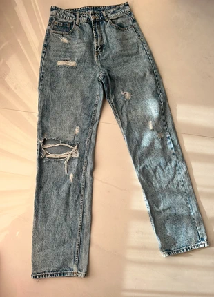 Jeans in denim con strappi / jeans en denim avec des larmes, merk: Denim, staat: Heel goed, maat: M / 38 / 10, € 6,00, € 7,00 inclusief Kopersbescherming