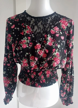 Magnifique blouse crop top noire avec fleurs rouges et vertes et dentelle noire T.M Jennyfer, merk: Jennyfer, staat: Heel goed, maat: M / 38 / 10, € 7,90, € 9,00 inclusief Kopersbescherming Pro