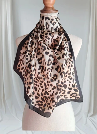 Foulard Carré Léopard 💜, état: Très bon état, 12,00 €, 13,30 € Protection acheteurs (Pro) incluse