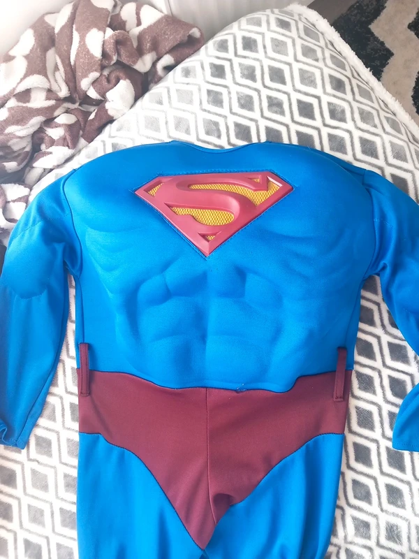 Déguisement superman 6 7 ans renbourer au niveau du torse et des épaules - photo numéro 2