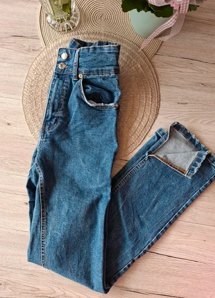 Jeans mit Schlitz unten, brand: Pull & Bear, condizioni: Ottime, taglia: M / IT 42 / EU 38, €8.00, €9.10 include la Protezione acquisti