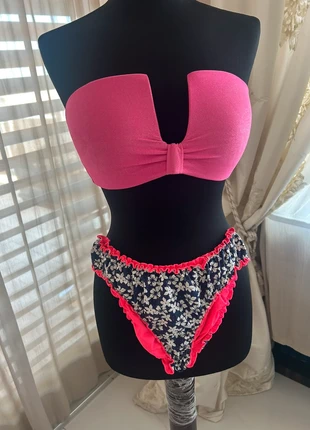 Costume Calzedonia fucsia e blu fantasia floreale L / Maillot de bain Calzedonia fuchsia L, brand: Calzedonia, condizioni: Ottime, taglia: L / IT 44 / EU 40, €10.00, €11.20 include la Protezione acquisti