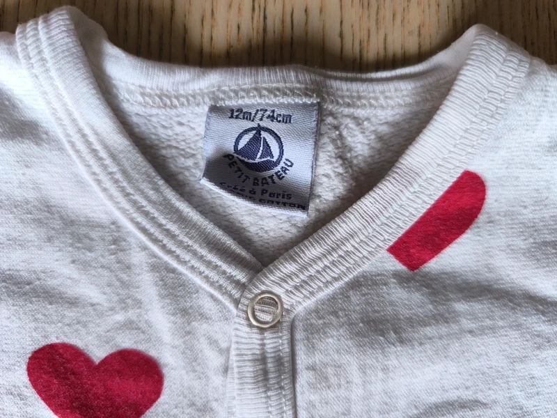 Pyjama Petit Bateau iconique cœurs rouges Taille 12 mois - photo numéro 2