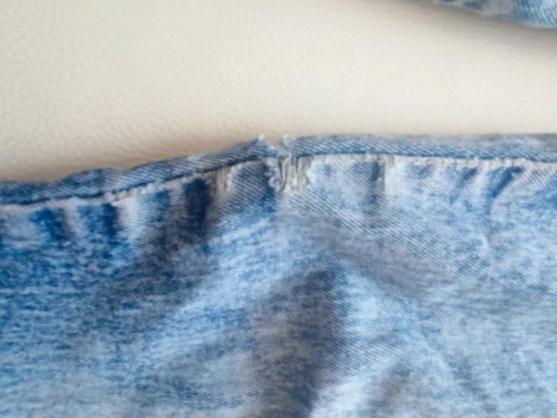 Jeans troué 14 ans - photo numéro 3