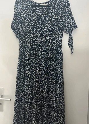 Robe longue fleurie marine blanche taille 40, marque: Deeluxe, état: Très bon état, taille: L / 40 / 12, 4,00 €, 4,90 € Protection acheteurs incluse