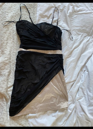 Robe élégante sexy noire nude ASOS satin drapée voile noir classe