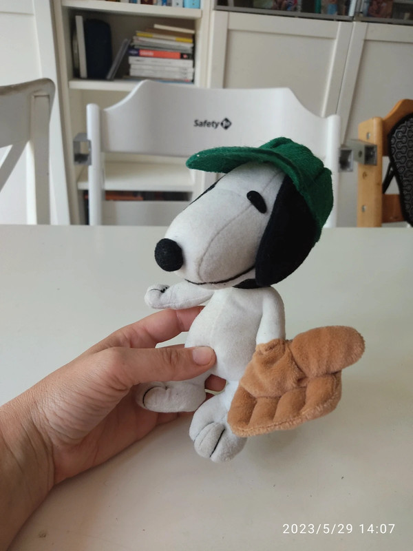 Peluche Snoopy le chien couché