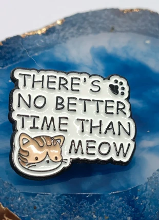 Pins chat beige blanc patte there's no better time than meow goth alt Y2K wicca magic kawaii pastel, marke: Witch, zustand: Sehr gut, 3,00 €, 3,85 € beinhaltet Vinted-Käuferschutz Pro