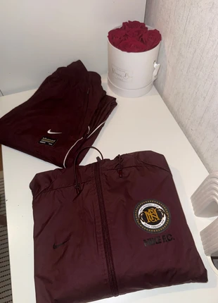 Magnifique ensemble Nike taille S coupe vent avec capuche marron pantalon et veste en excellent état, merk: Nike, staat: Heel goed, maat: S, € 50,00, € 53,20 inclusief Kopersbescherming