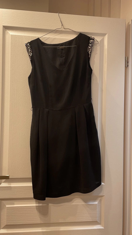 Czarna sukienka z ozdobnymi rękawami - Vinted
