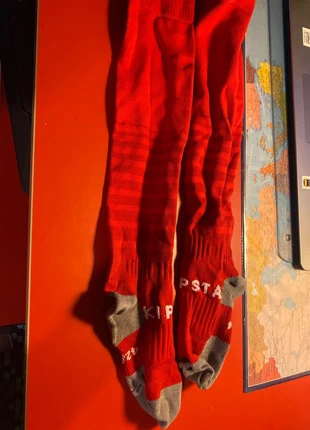 Chaussettes rouges Kipsta , merk: Kipsta, staat: Goed, € 6,00, € 7,00 inclusief Kopersbescherming