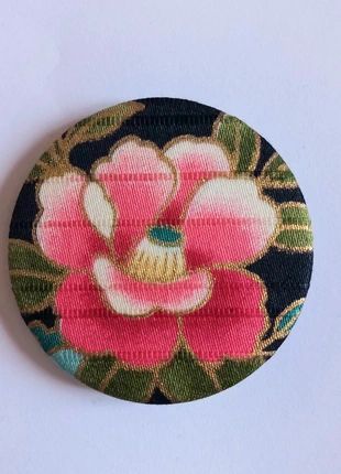 Broche fleur tissu japonais, merk: Creatrice, staat: Nieuw met prijskaartje, € 5,00, € 5,95 inclusief Kopersbescherming