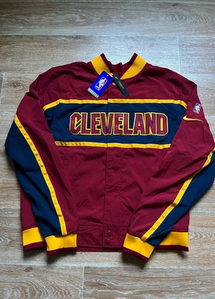 Veste / Blouson Nike NBA Cleveland logo brodé / Jacket NBA Cleveland Loose Fit bordeaux M neuve, marke: Nike, zustand: Neu, mit Etikett, größe: M, 89,00 €, 94,15 € beinhaltet Vinted-Käuferschutz Pro