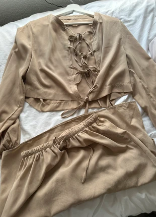 Beige rok blouse setje, merk: merkloos, staat: Nieuw zonder prijskaartje, maat: M / 38 / 10, € 18,00, € 19,60 inclusief Kopersbescherming