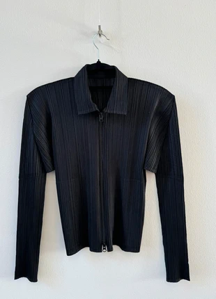 Pleats Please Issey Miyake zip jacket black size 4, merk: Pleats Please Issey Miyake, staat: Heel goed, maat: Overige, € 395,00, € 415,45 inclusief Kopersbescherming