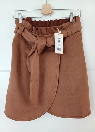 Saia túlipa castanha, marca: Boutique Parisienne, estado: Novo com etiquetas, tamanho: S / 36 / 8, €15.00, €16.45 inclui Proteção do Comprador