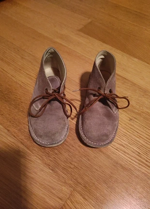 Polacchino clark Eureka in pelle scamosciata lilla, allacciatura con due fori, merk: Eureka, staat: Heel goed, maat: 27, € 16,00, € 17,50 inclusief Kopersbescherming