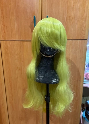 Parrucca verde lunga  Long green wig, merk: L’email wigs, staat: Heel goed, € 15,00, € 16,45 inclusief Kopersbescherming