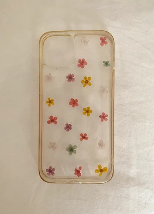 Funda móvil IPhone 13 flores , marca: Pull & Bear, estado: Muy bueno, 4,00 €, 4,90 € Protección al comprador incluida