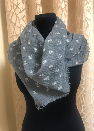 Sciarpa grigia unisex con teschi by iDEXE – Look urban con personalità!, merk: IDEXE', staat: Heel goed, € 8,00, € 9,10 inclusief Kopersbescherming