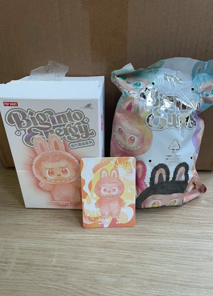 Original Labubu „The Monsters Big Into Energy" - Happiness, marke: POPMART, zustand: Neu, mit Etikett, größe: Frühchen, bis 44, 27,00 €, 29,05 € inklusive Vinted-Käuferschutz