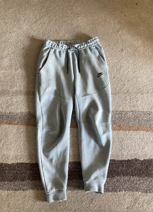 Obrázek k inzerátu: Nike tech fleece tepláky grey