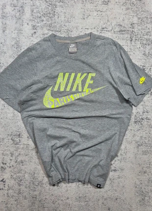 👕 T-shirt Nike Sportswear Gris Logo Jaune Fluo Taille S, marca: Nike, estado: Muito bom, tamanho: S, €19.95, €21.65 inclui Proteção do Comprador Pro