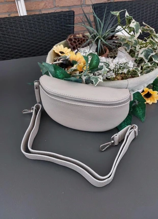 Licht grijze lederen crossbody the Genuine Leather, brand: The Genuine Leather, condizioni: Nuovo senza cartellino, €10.00, €11.20 include la Protezione acquisti