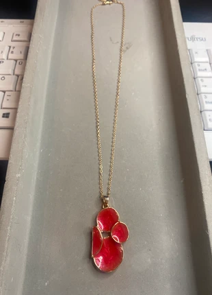 Statementkette in Goldoptik mit abstraktem Anhänger in Rot, merk: Sonstiges, staat: Heel goed, € 3,00, € 3,85 inclusief Kopersbescherming