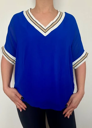 T-shirt bleu avec doublure élastique – Couleur or, blanc et noir – Col en V, zustand: Sehr gut, größe: L / 40 / 12, 4,00 €, 4,90 € inklusive Vinted-Käuferschutz