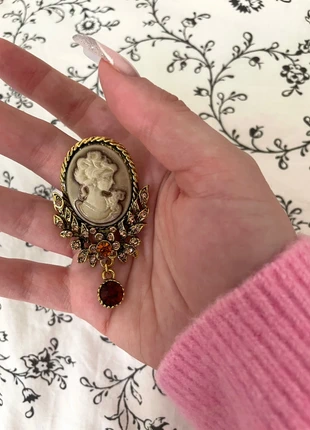 Belle broche camée couleur or, zustand: Sehr gut, 9,00 €, 10,15 € inklusive Vinted-Käuferschutz