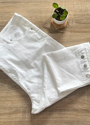 Pantalon Capri - Jean blanc 3/4 avec détail boutons argentés sur le bas| push up, marque: Capri, état: Très bon état, taille: 4XL / 48 / 20, 16,50 €, 18,03 € Protection acheteurs incluse