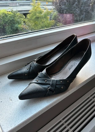 Kittenheels met goud detail, merk: onbekend, staat: Heel goed, maat: 40, € 6,00, € 7,00 inclusief Kopersbescherming